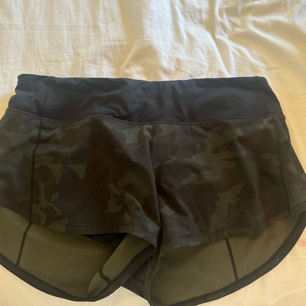 Lululemon Camo dark green size 6 shorts